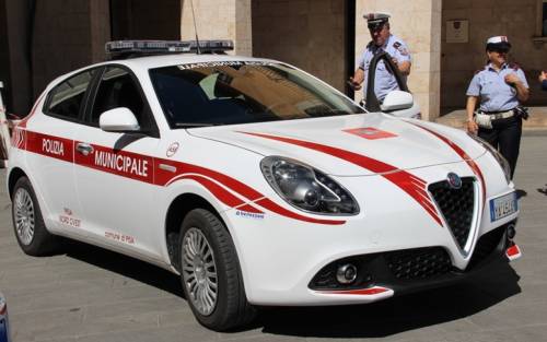 Una volante della polizia municipale di Pisa